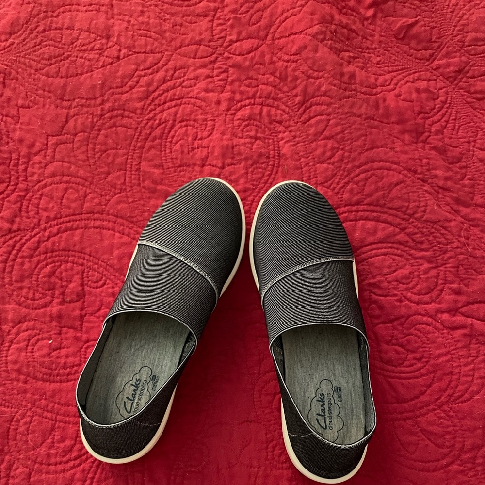 Clark’s Cloudsteppers Size 8 black stripe stretch shoes. Gently used.